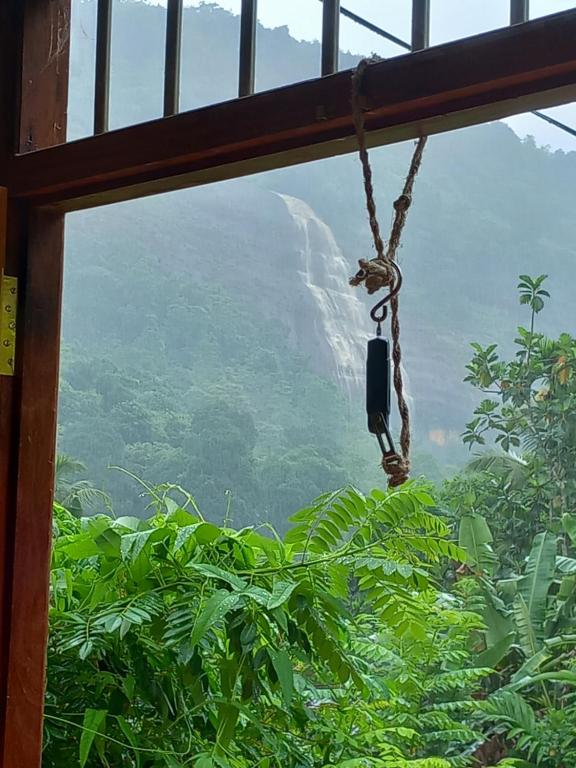 ventana con vistas a la montaña en Tropical river resort, en Bulatkohupitiya