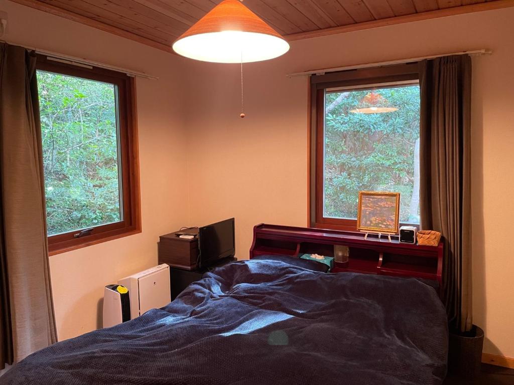 une chambre avec un lit et deux fenêtres dans l'établissement Yamagoya limelight - Vacation STAY 79313v, à Okawa