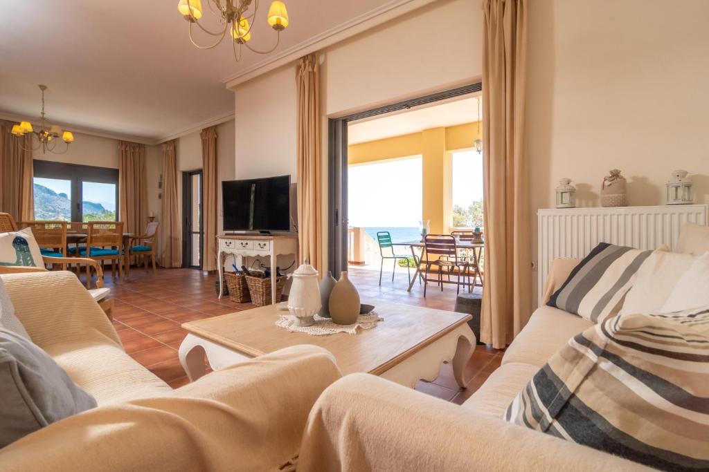 un soggiorno con divano e tavolo di Marika Seaside Villa a Yialós