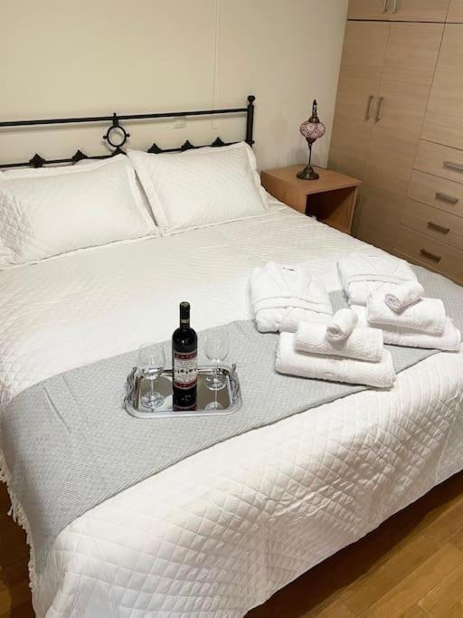 Postel nebo postele na pokoji v ubytování Sweet Makri Suite