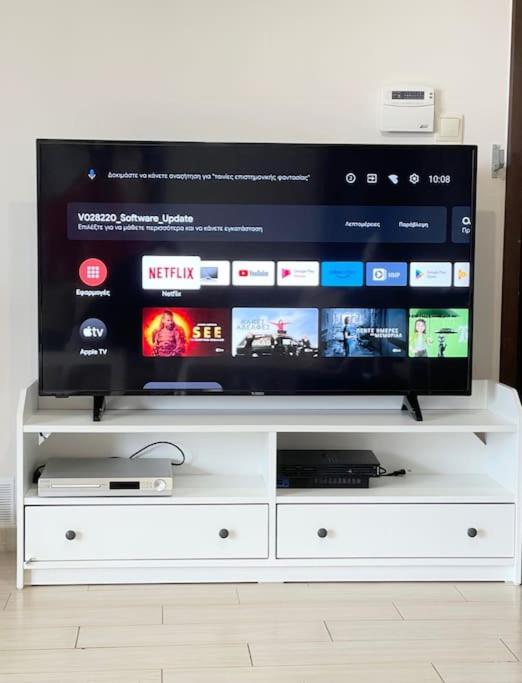 TV a/nebo společenská místnost v ubytování Sweet Makri Suite