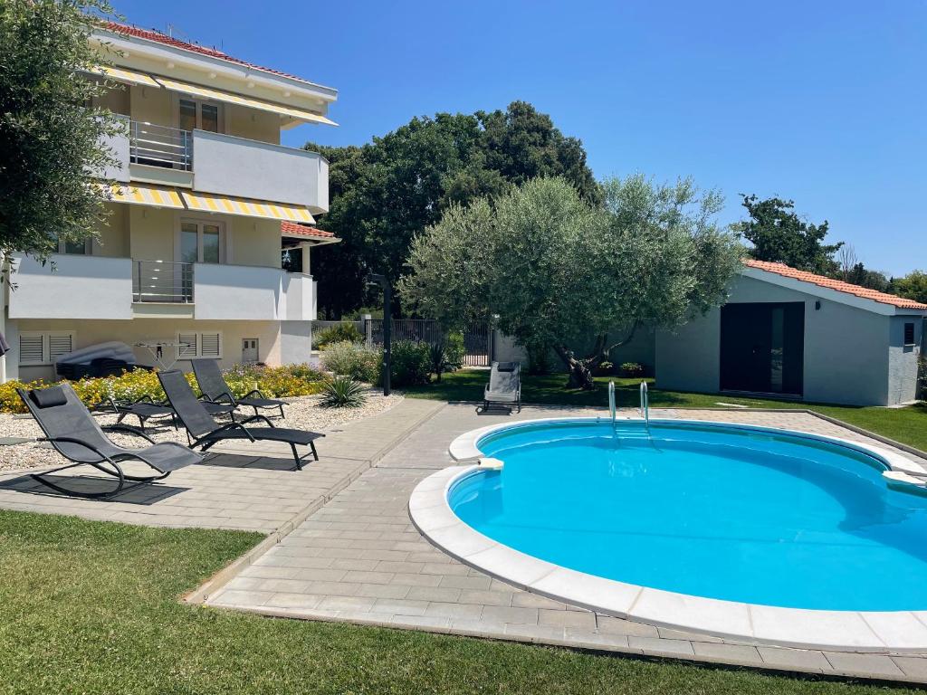 una piscina en un patio junto a un edificio en Sunny Apartments, en Zaton