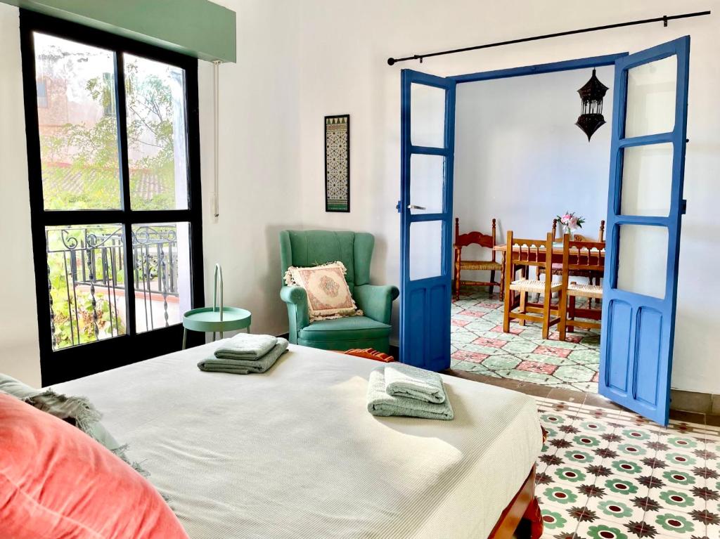 a bedroom with a bed and a living room at Casa Amigos Sorvilan- La Palmera in Sorvilán