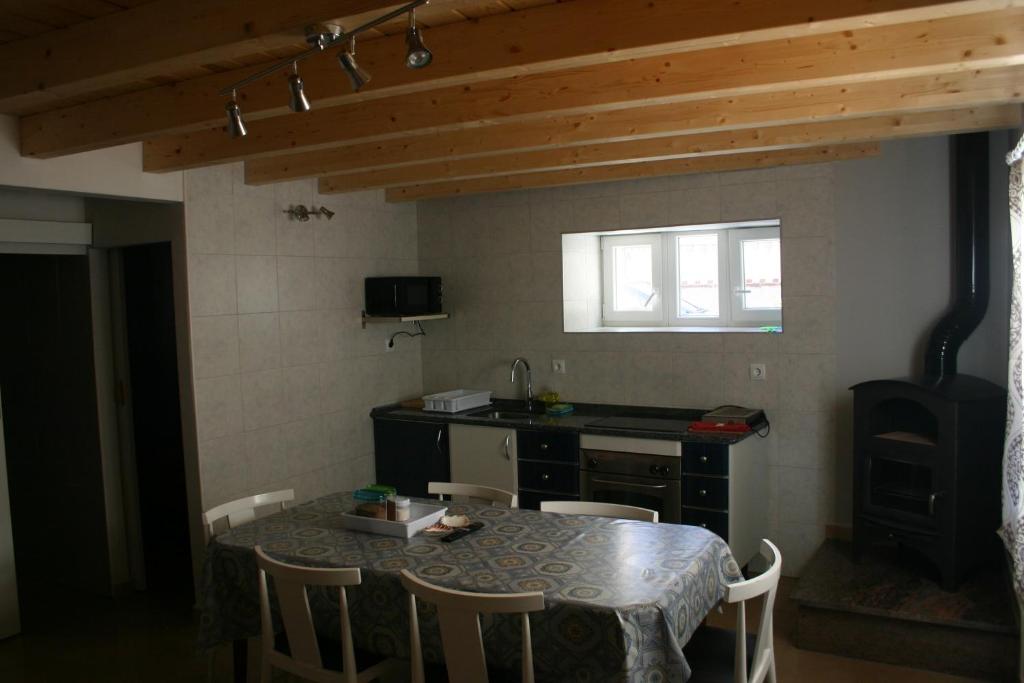 a kitchen with a table with chairs and a stove at Amistad y convivencia 1 in Barahona