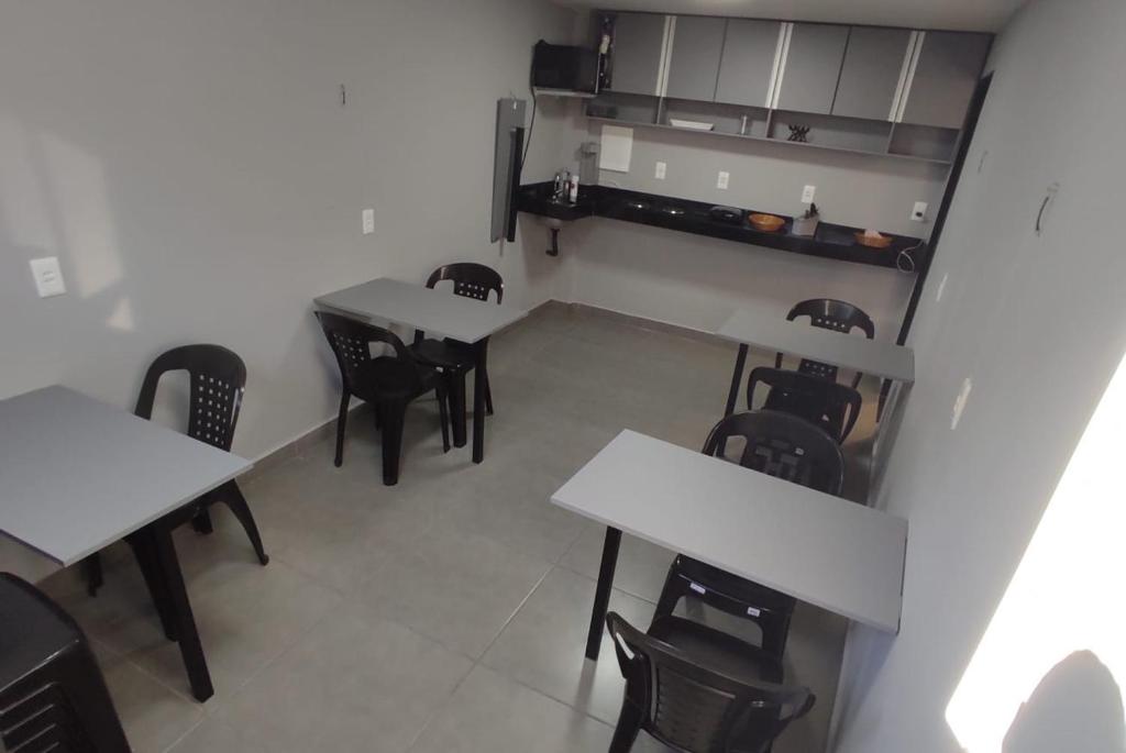 an overhead view of a restaurant with tables and chairs at Hotel Platina in Juiz de Fora