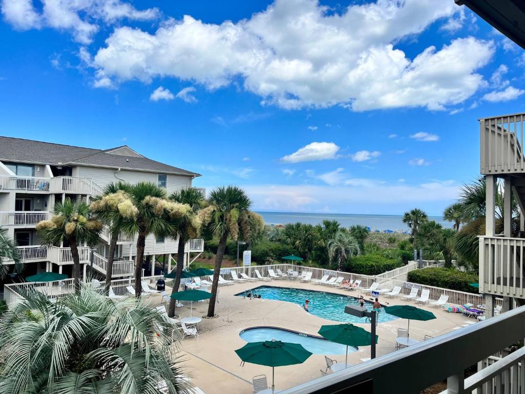 balcone con vista sulla piscina. di The Breakers #220 Beach Condo, Beautiful Ocean View at Coligny Beach, 4 N Forest Beach Drive Hilton Head, Walk to all Shops Restaurants, Renovated Jan 2024, Vacation Rental HHI LLC a Hilton Head Island