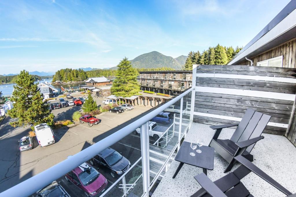 einen Balkon mit Blick auf einen Parkplatz in der Unterkunft Tofino Resort + Marina in Tofino