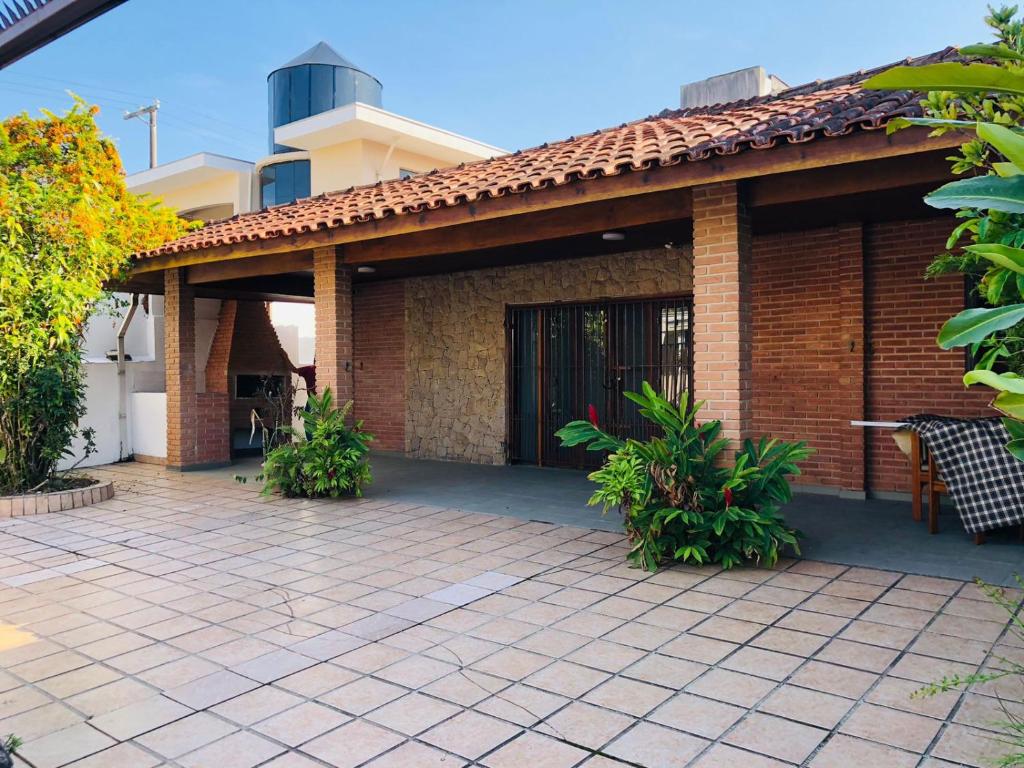 uma casa de tijolos com um pátio em frente em Casa na Enseada- Guaruja no Guarujá