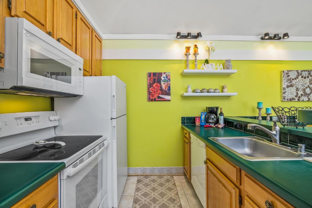 Kuchyň nebo kuchyňský kout v ubytování Beautiful Poipu 1Br Condo with AC KP237