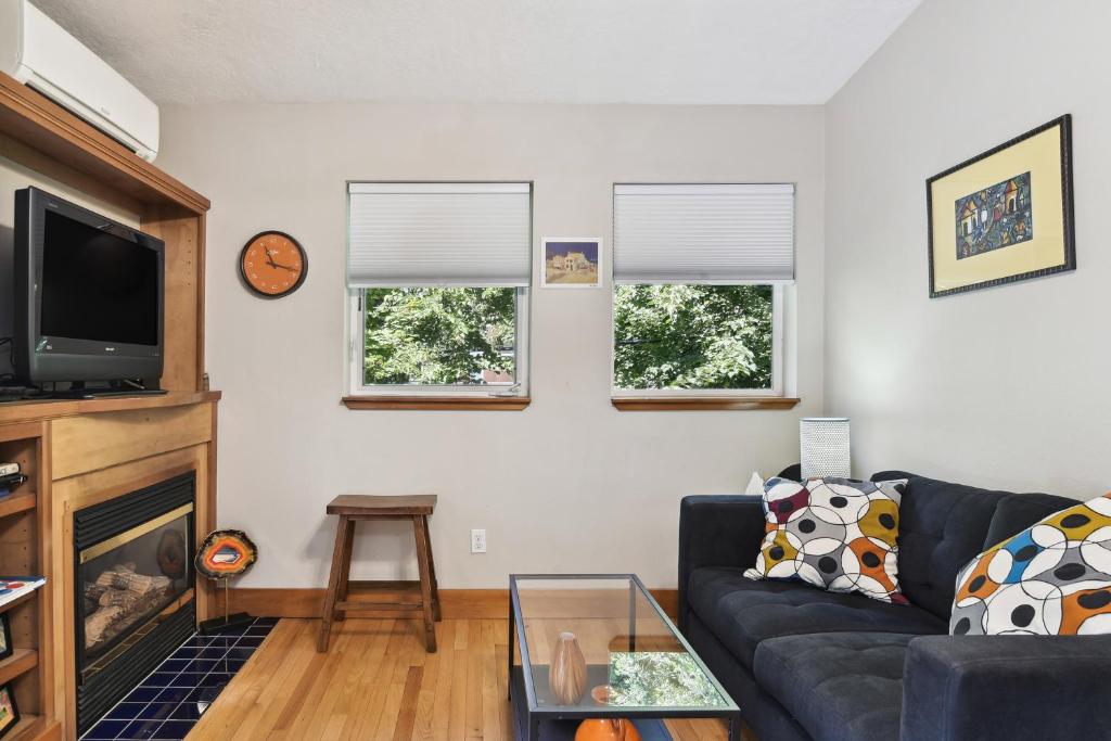 Portland Apartment with Deck - 3 Mi to Downtown!, Πόρτλαντ – Ενημερωμένες  τιμές για το 2023