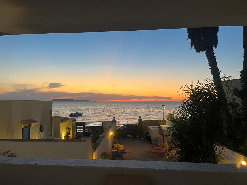 a view of the ocean at sunset from a house at Appartamento SOLE in Villa Giulia sul Mare in Marausa