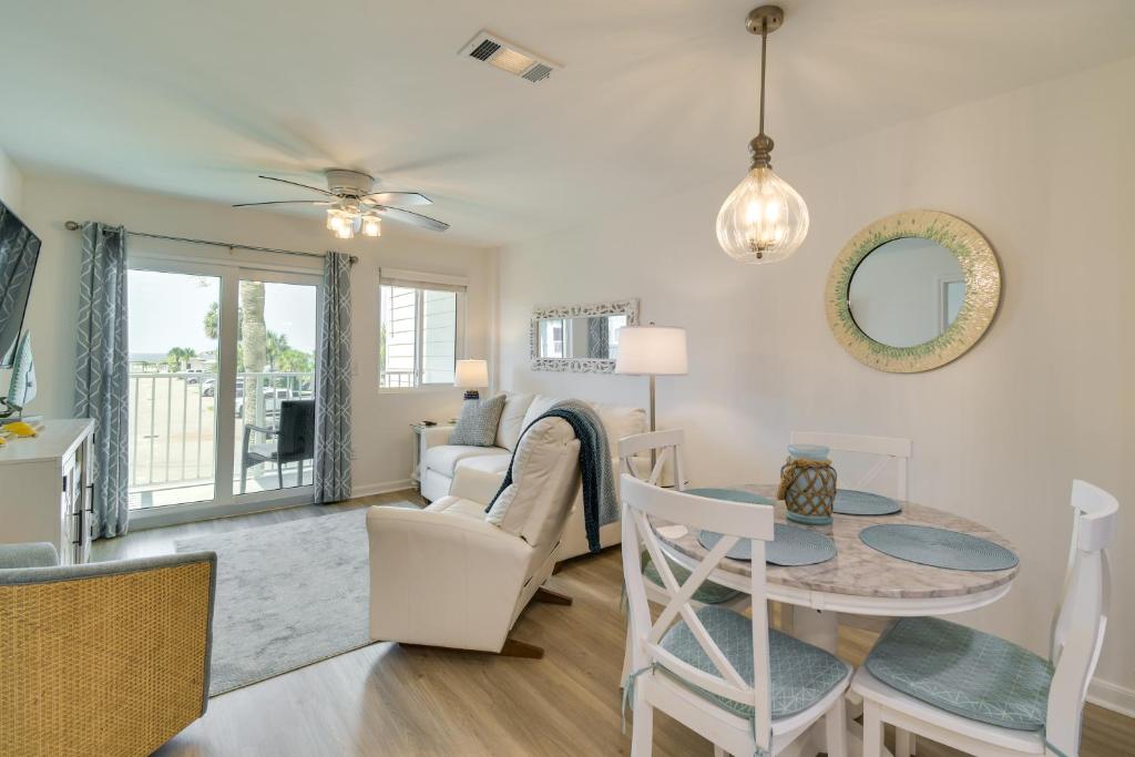 Posezení v ubytování Condo on Beach with Balcony in Gulf Shores!