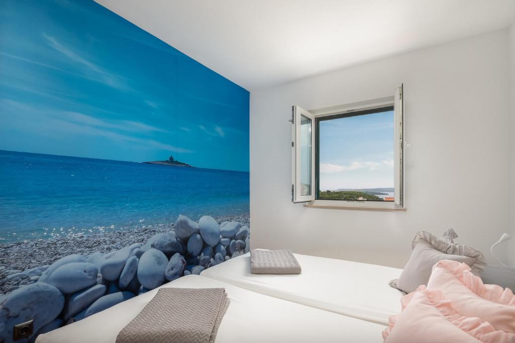 sypialnia z widokiem na ocean w obiekcie Maki Apartments w Hvarze