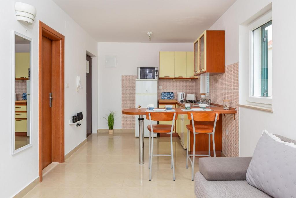 Kuchnia lub aneks kuchenny w obiekcie Maki Apartments