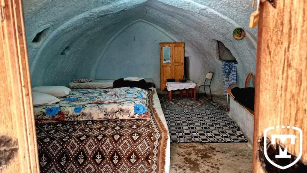 - une chambre avec une tente dotée d'un lit et d'une table dans l'établissement Touring Club MARHALA MATMATA, à Matmata