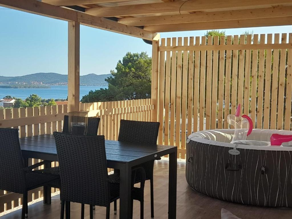 Appartement Tiny House Lily with jacuzzi (Kroatië Sveti Filip i Jakov ...