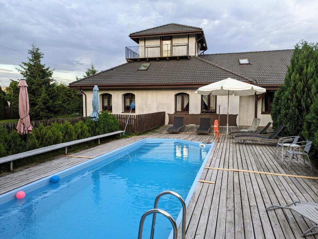 una piscina frente a una casa en Ranczo Sielanka en Jamielnik
