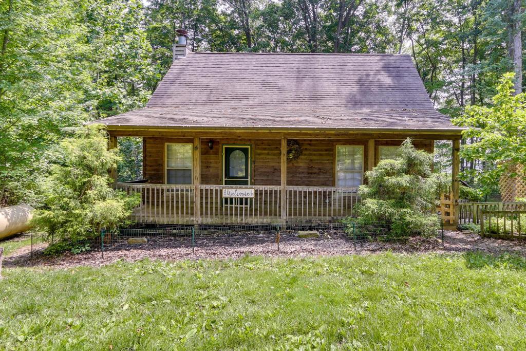 ein kleines Holzhaus mit einer Veranda im Hof in der Unterkunft Cozy Bainbridge Retreat with Fireplace and Deck! 