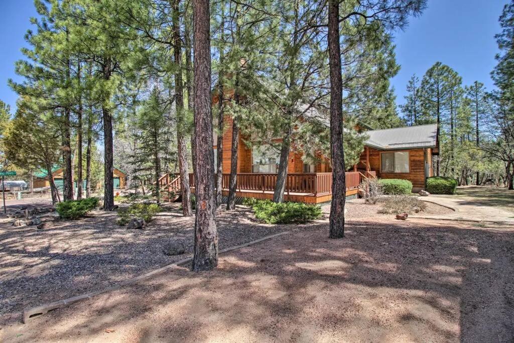 eine Blockhütte im Wald mit Bäumen in der Unterkunft Pine Cone Cabin in Pinetop-Lakeside