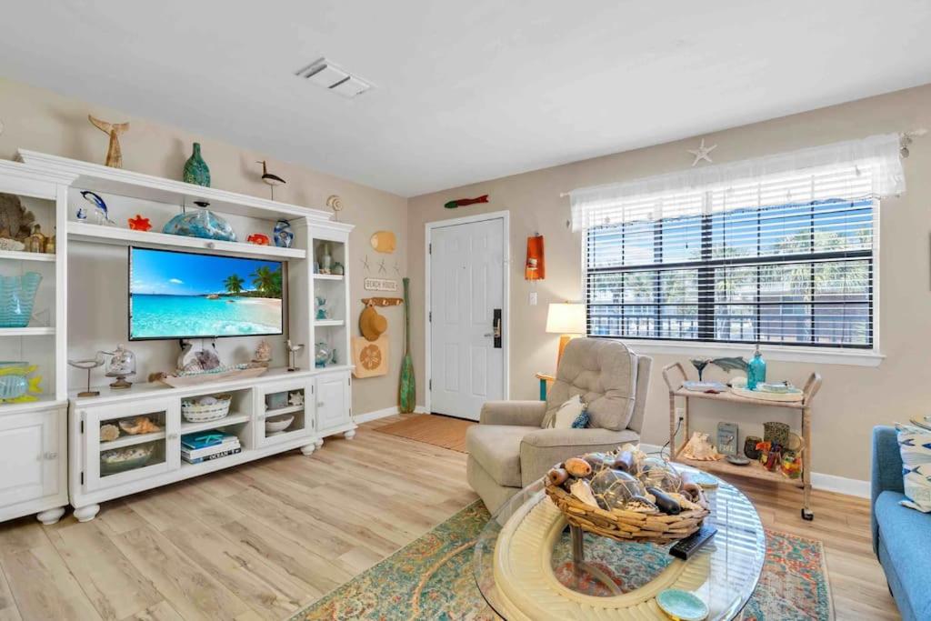 Okaloosa Island Escape 1BR Beach Access Condo, Fort Walton Beach