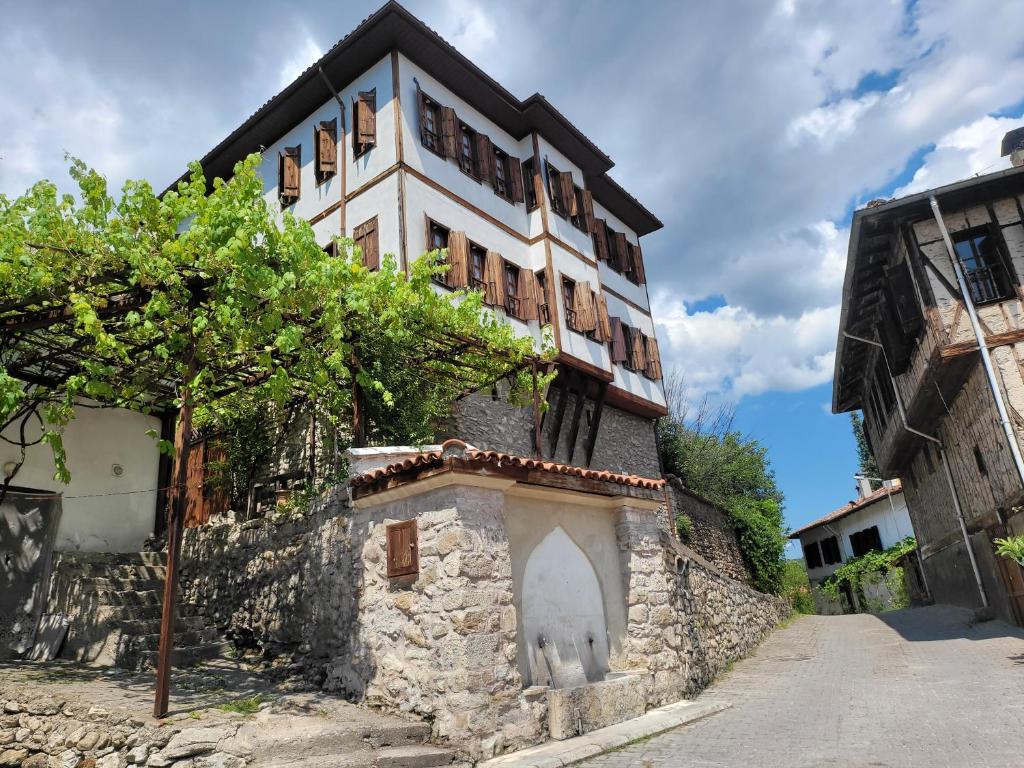 an old building on the side of a road at Fatma Hanım Konağı butik Otel in Safranbolu