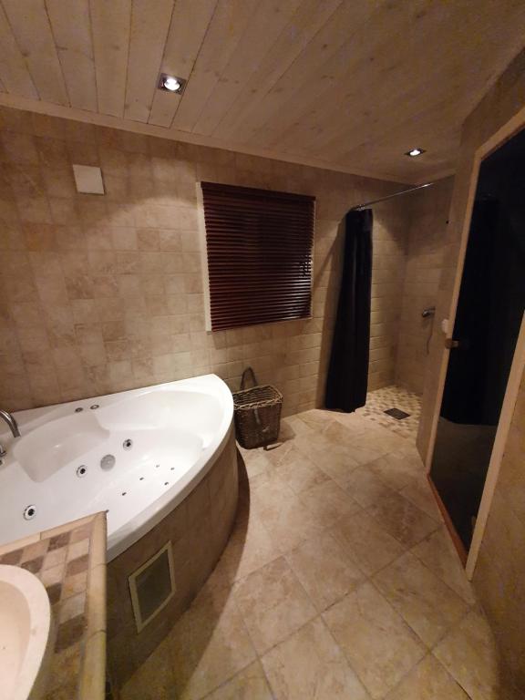Koupelna v ubytování Luxurious, well-Equipped and modern Cabin by the Cross-Country Ski Trails