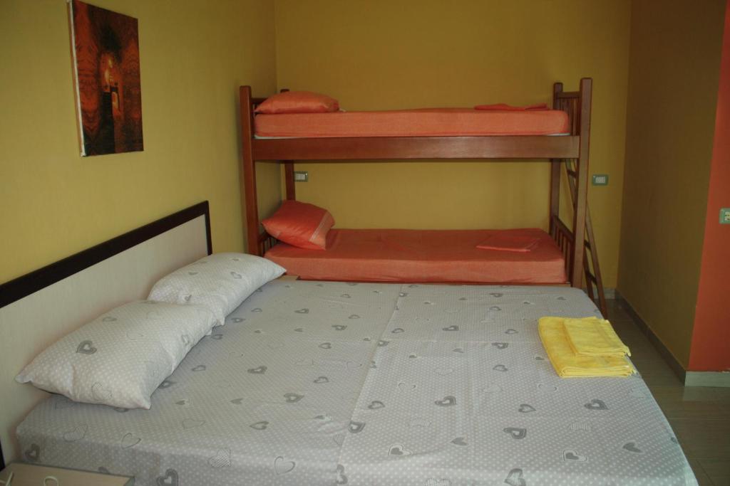 ヴェリポジェにあるHotel PRINCのベッドルーム1室(二段ベッド2組付)