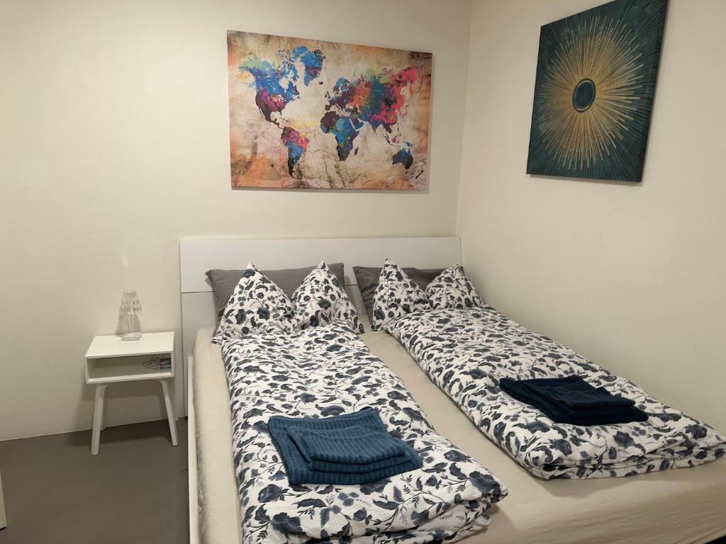 łóżko z poduszkami i obraz na ścianie w obiekcie Casa Sciliar Stanza privata gold w mieście Fiè