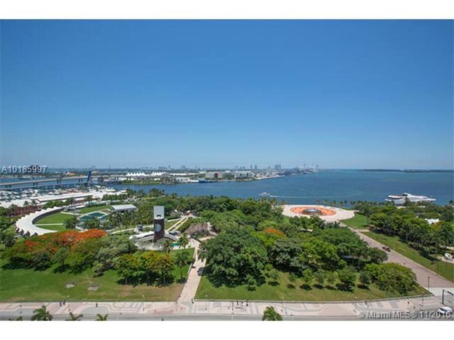 eine Luftaufnahme eines Parks neben dem Wasser in der Unterkunft Luxury Building with Ocean Views in Downtown in Miami