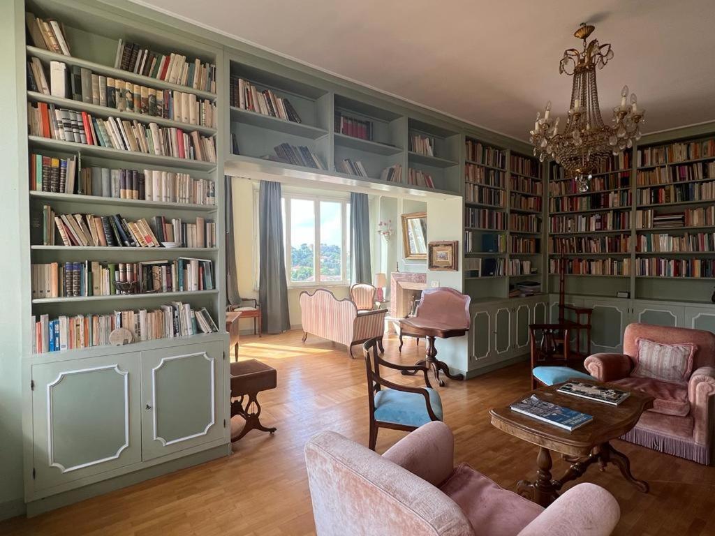 een woonkamer met grote boekenplanken gevuld met boeken bij L'attico del 1600 in centro in Perugia