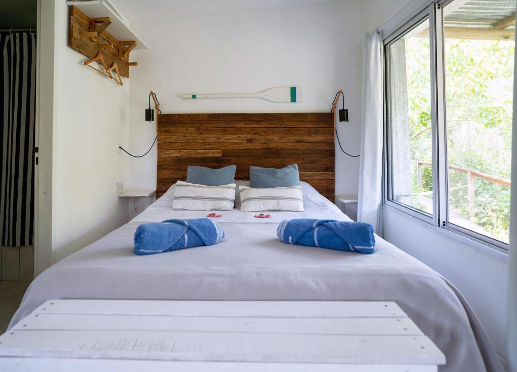 Una cama o camas en una habitación de Delta Suites