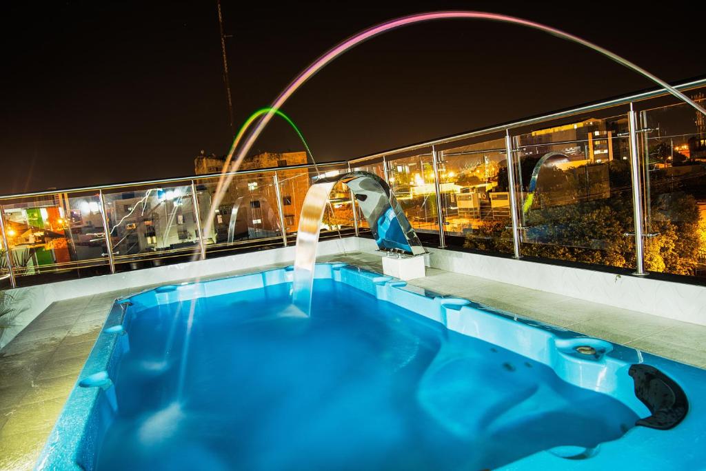 uma piscina no topo de um navio de cruzeiro à noite em Hotel la Ciudad em Barrancabermeja