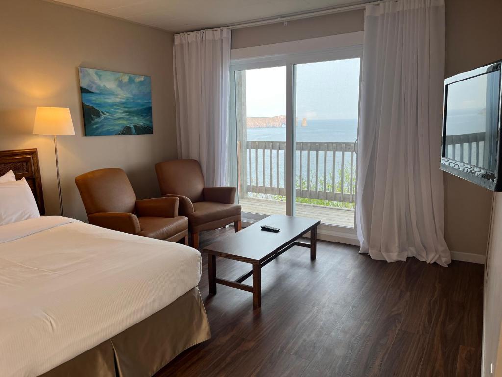 Una cama o camas en una habitación de Hôtel La Côte Surprise