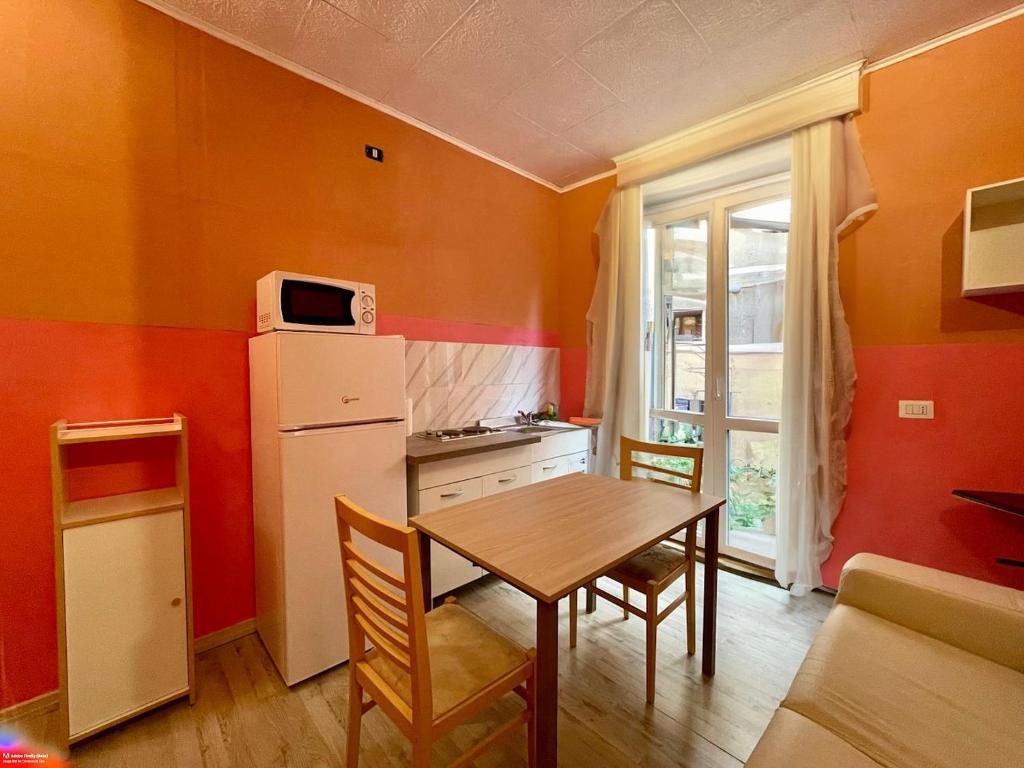 Cucina o angolo cottura di The Orange Housing in Como