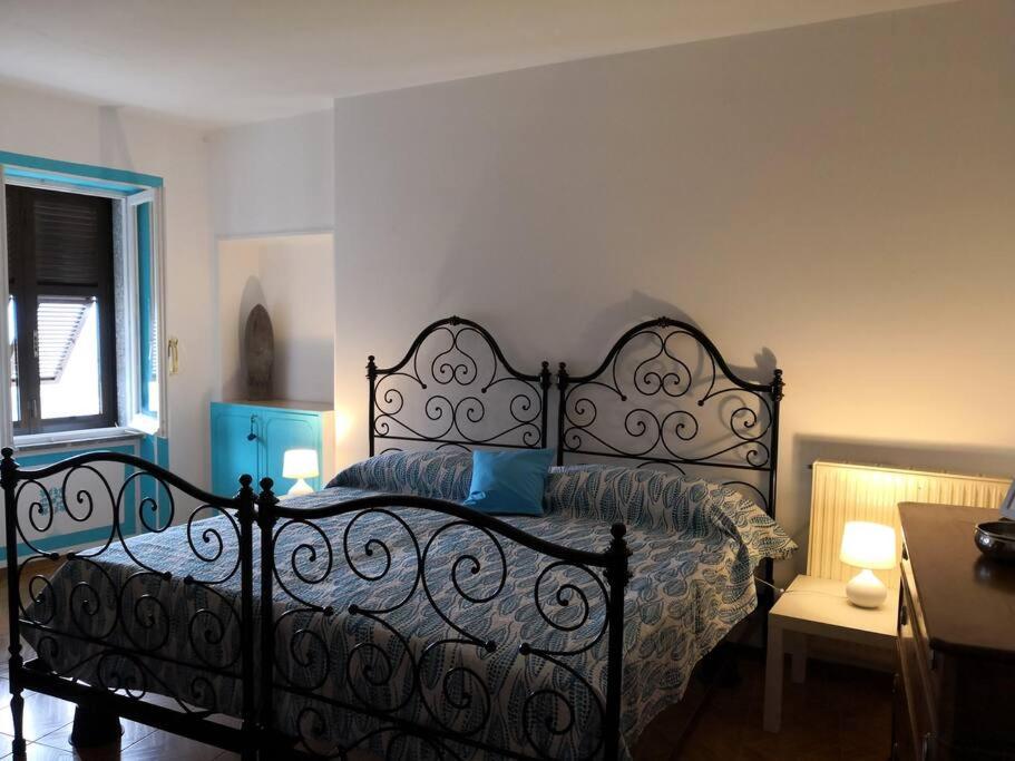 sypialnia z czarnym łóżkiem w pokoju w obiekcie Casa La Rondine. Un panorama sospeso sulla natura w mieście Carro