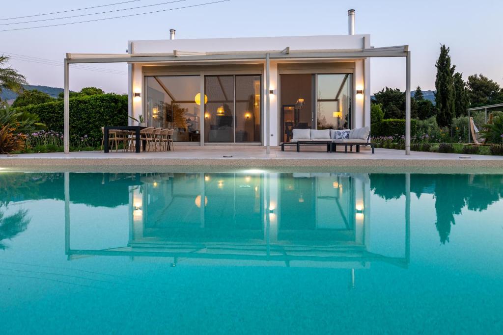 ein Haus mit Pool davor in der Unterkunft Phillyrėa Luxury Villas in Kos-Stadt