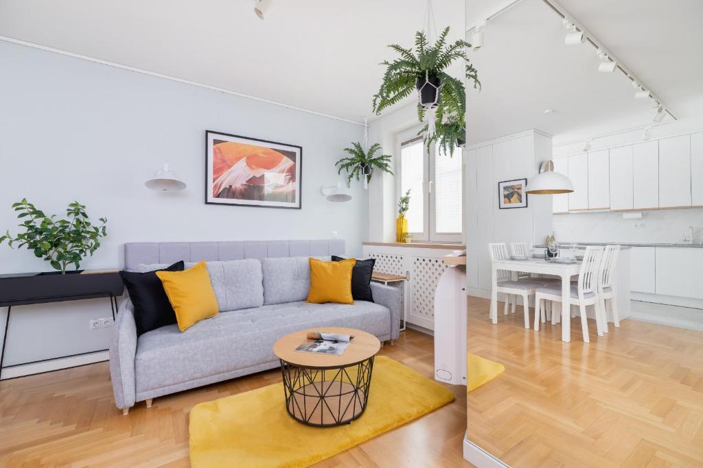 Η κουζίνα ή μικρή κουζίνα στο Cozy Apartment Bartla 19 by Noclegi Renters