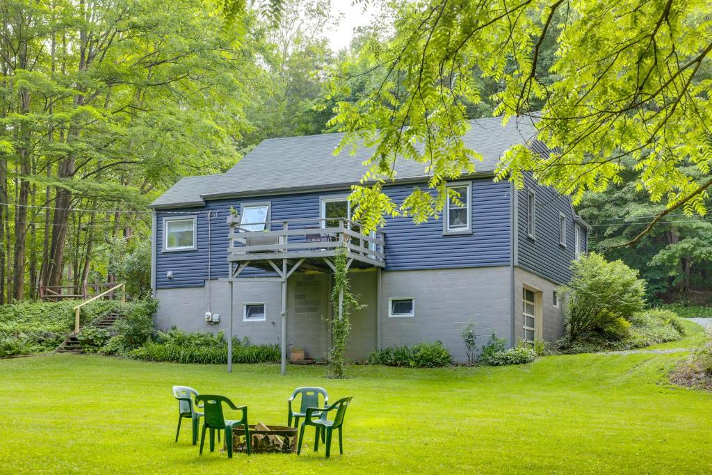 una casa con mesas y sillas en un patio en Meadville Home Private Yard and Fishing Nearby en Meadville