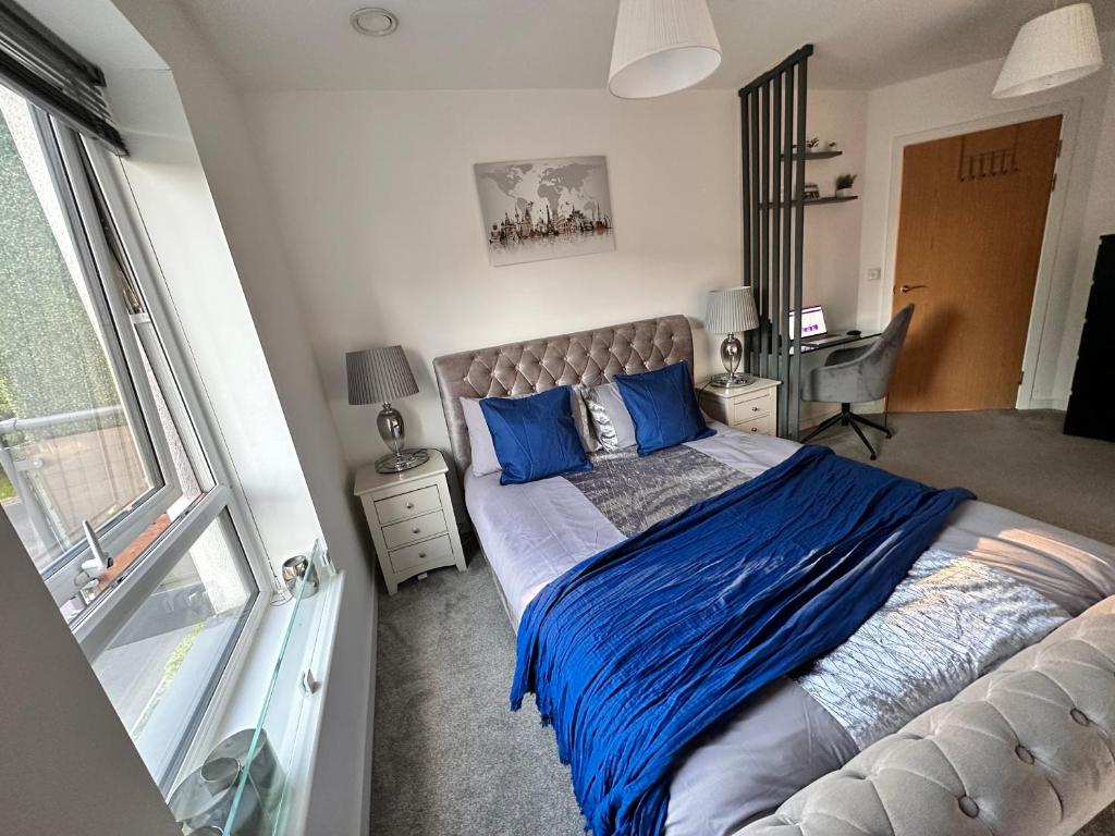 - une chambre avec un lit doté de draps bleus et une fenêtre dans l'établissement 1Bed Apt- Crawley Town Centre - Free Parking, à Crawley