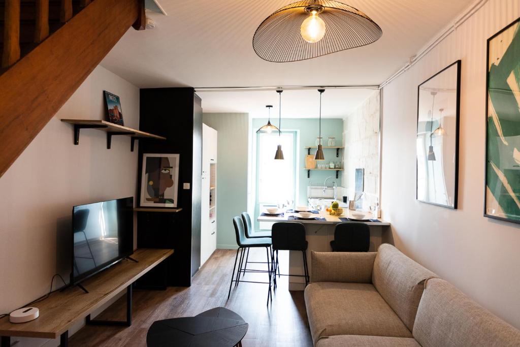 un salon avec un canapé et une télévision dans l'établissement Duplex T3 moderne et lumineux Angers, à Angers