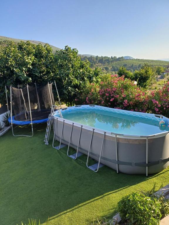 una bañera de hidromasaje en un césped junto a un jardín en Quinta da Àgua, en Torre de Moncorvo