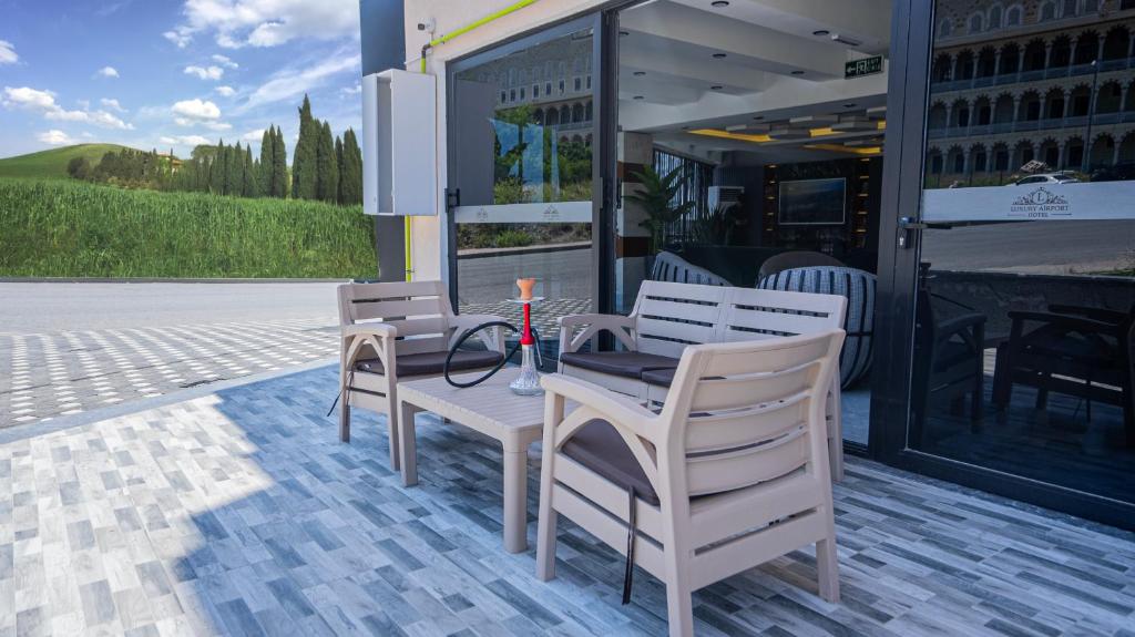 Uma varanda ou outra área externa em Luxury Airport Hotel By Zazzoni-İstanbul Airport