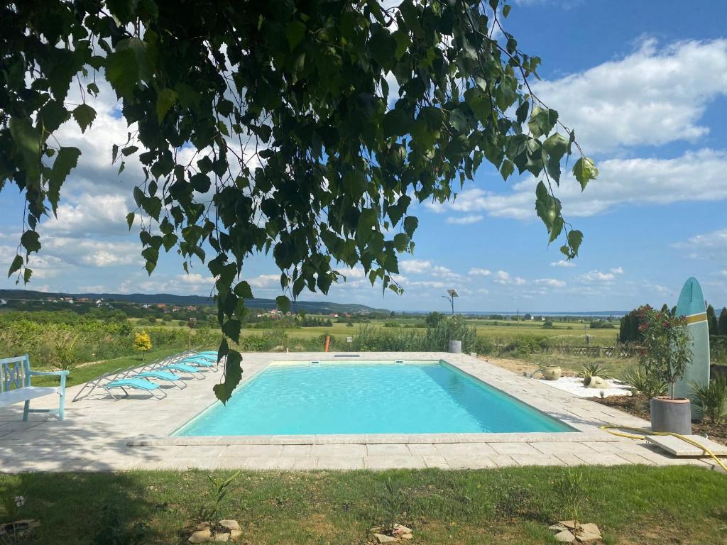 Basen w obiekcie Emese Apartman Cserszegtomaj lub w pobliżu