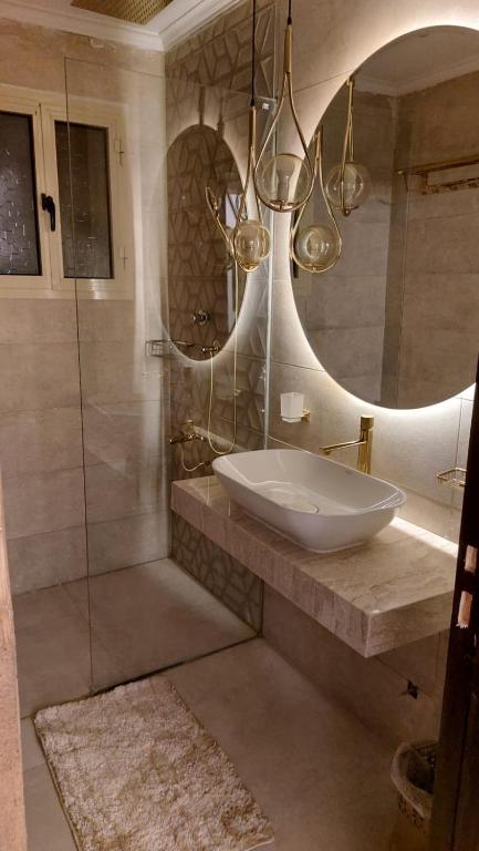 y baño con lavabo y espejo. en Furnished luxury apartment, en El Cairo