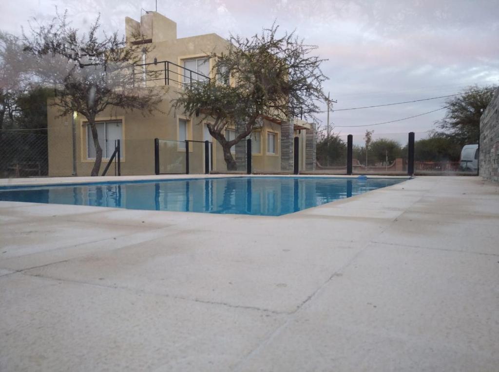 una piscina frente a una casa en Anan en Cortaderas