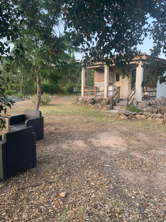 une maison avec une table et des chaises dans la cour dans l'établissement Maison J&J, à Porto-Vecchio