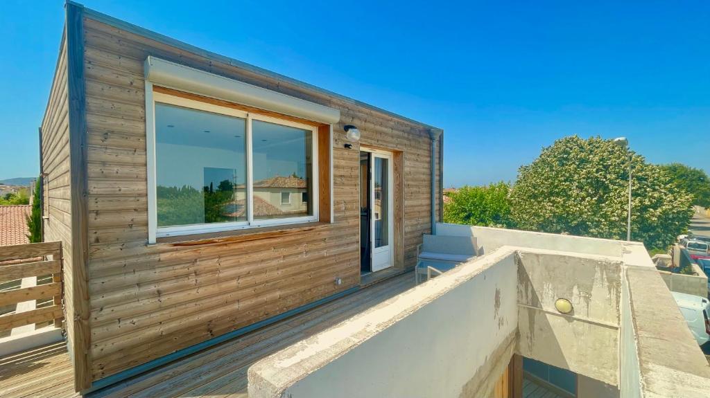 Cette petite maison en bois dispose d'une grande fenêtre. dans l'établissement La Dolce Vita aux portes de Montpellier, à Villeneuve-lès-Maguelone