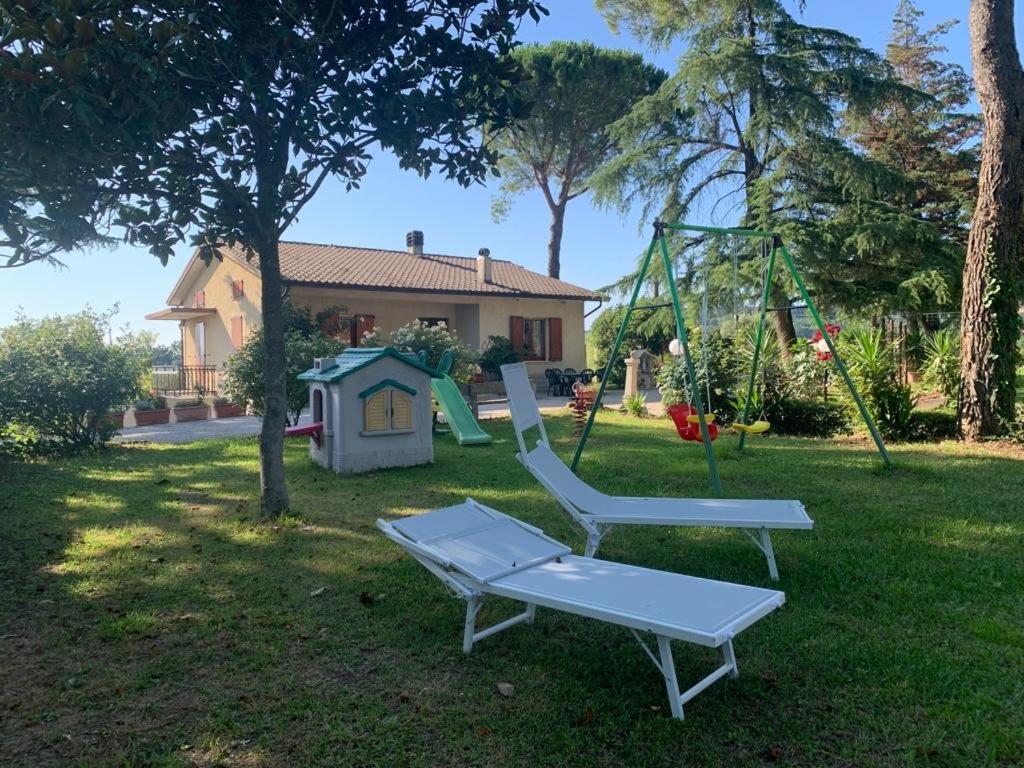 um quintal com um baloiço e um parque infantil em Le Calende di Maggio di Assisi em Palazzo