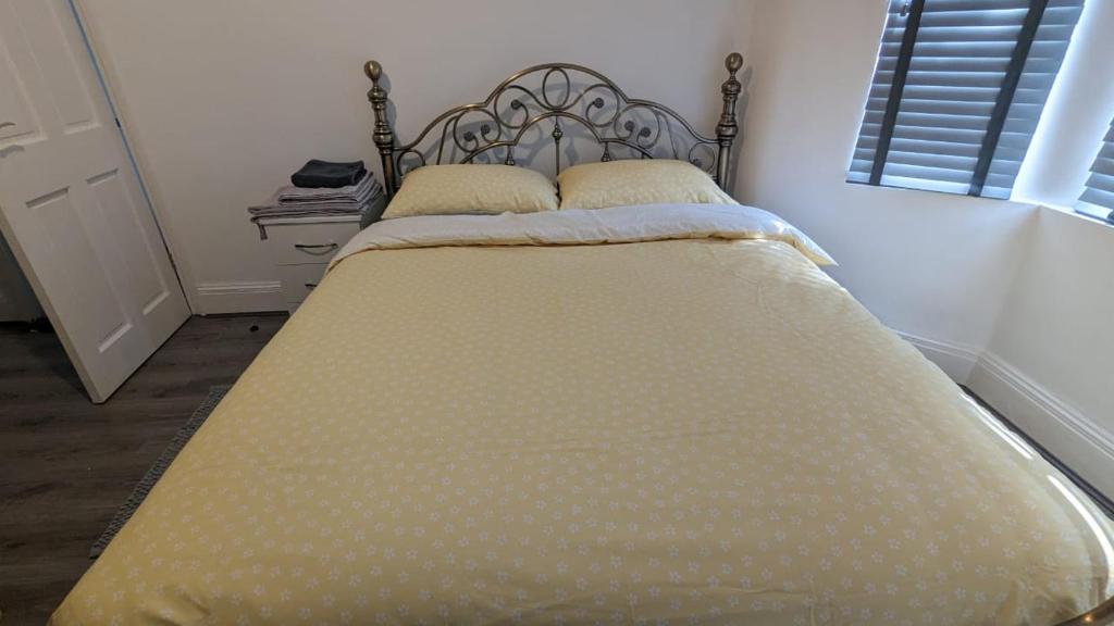 un letto con due cuscini sopra in una stanza di RAHAL EASTHAM a Londra