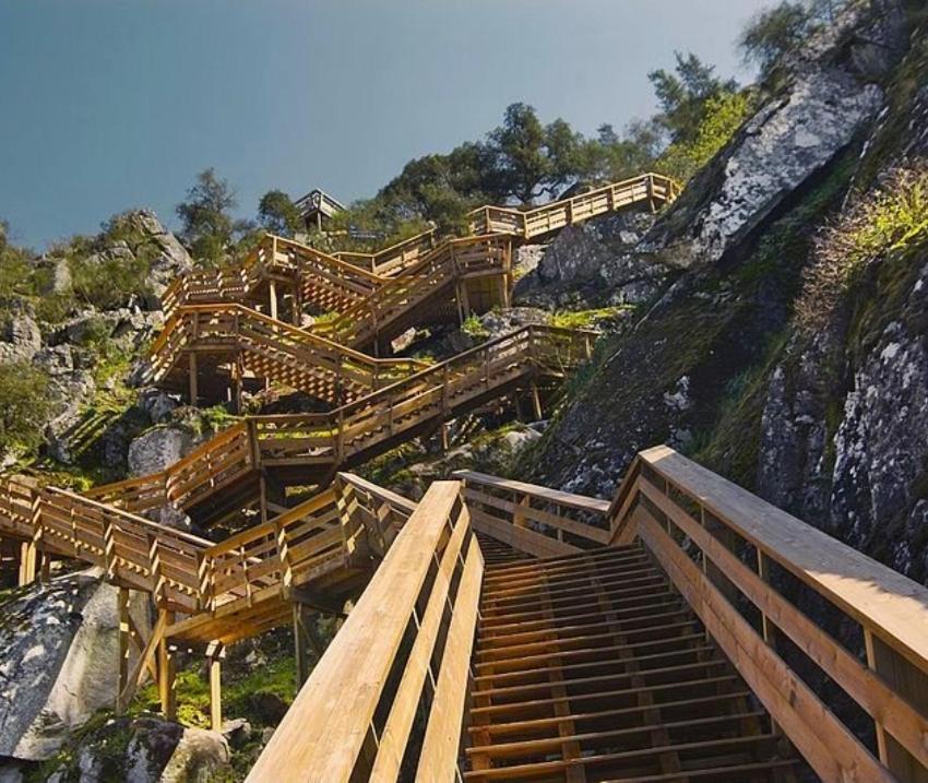 um conjunto de escadas de madeira numa montanha em Casa Tia Vina - Serra em Arouca